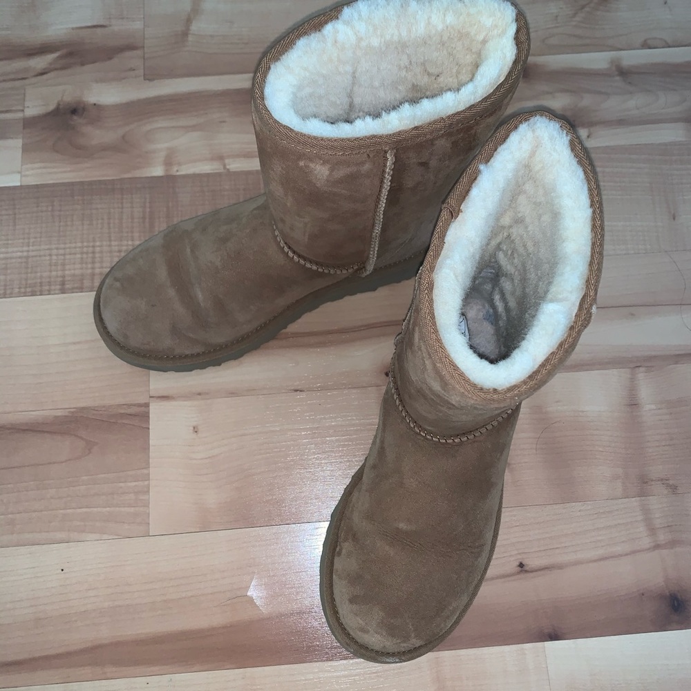 Short uggs size 8 Womens